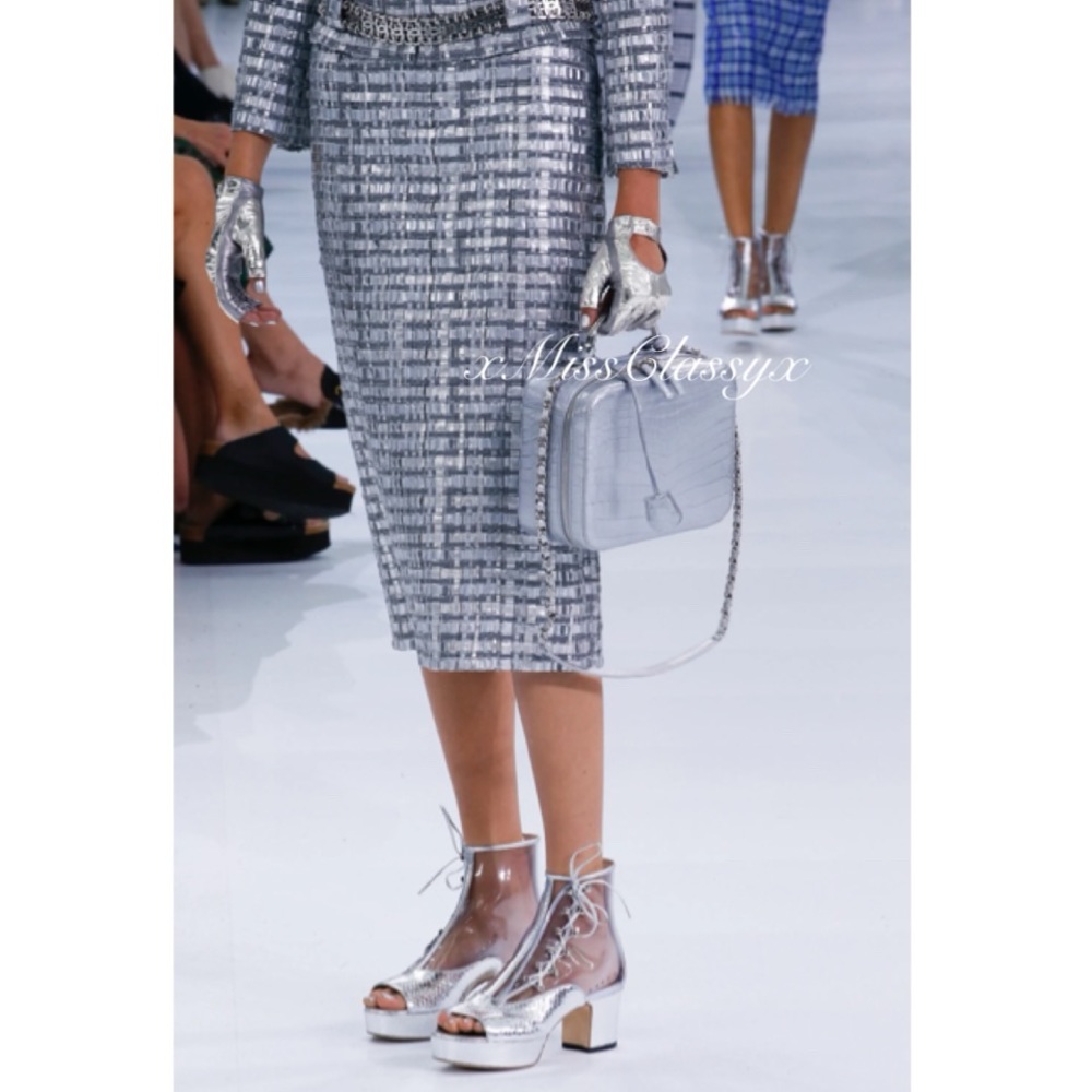 🚫SOLD🚫✨Vintage CHANEL Runway CC Logo Metallic Silver Lambskin Leather Gloves - Picture 7 of 9